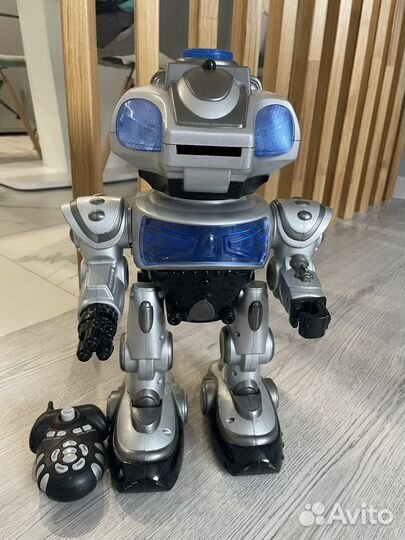 Игрушка робот на пульте управления