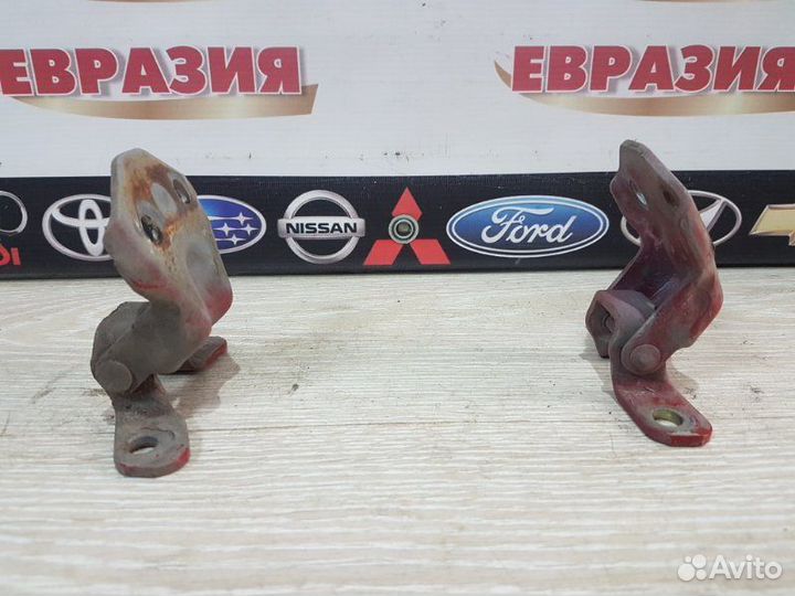 Петли двери передние правые Mazda Premacy cpew FS