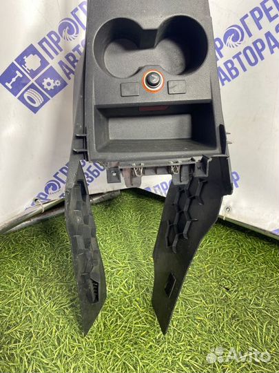 Консоль между сидений Volkswagen Polo седан 1.6