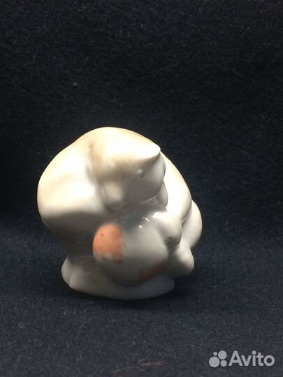 Статуэтка «Мишка с мячиком».СССР