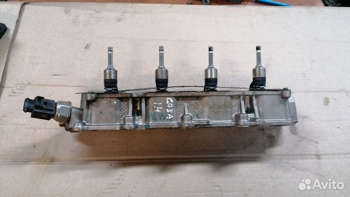Топливная рампа в сборе Ф.Гольф5 2008г дв.caxa 1.4