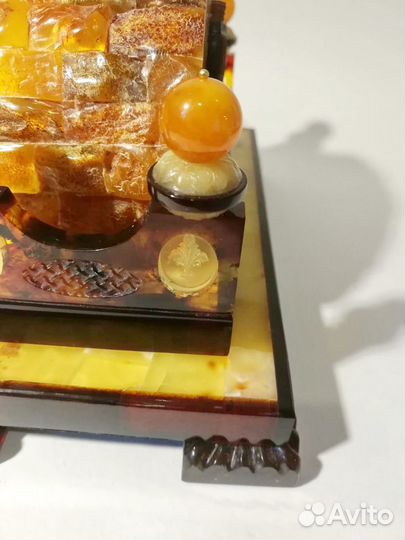 Часы из янтаря