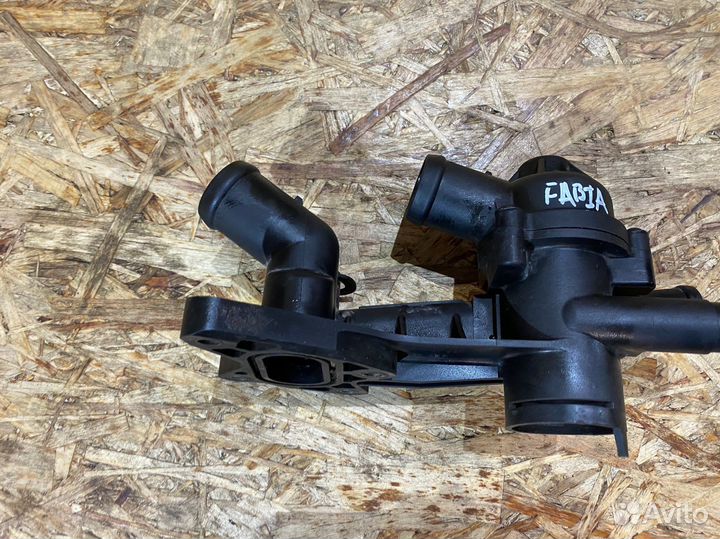 Корпус термостата Skoda Fabia 2 07-15