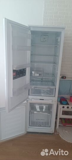 Холодильник бу встраиваемый Hotpoint Ariston