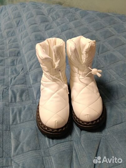 Белые сапоги дутики