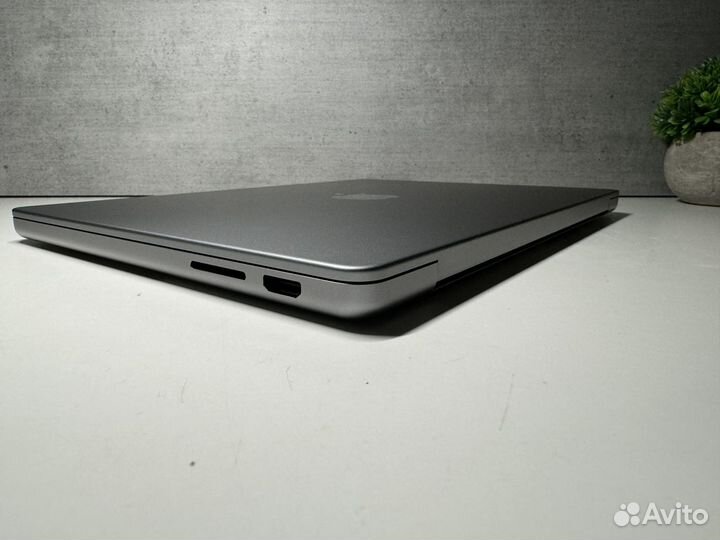 MacBook Pro 14 2023 M3 8гб/1024гб (5 циклов)