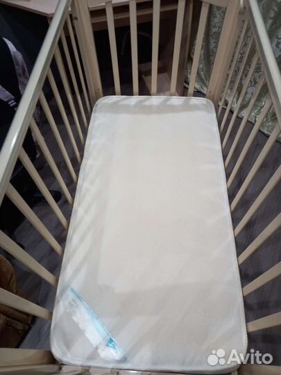 Детская кроватка с маятником белая