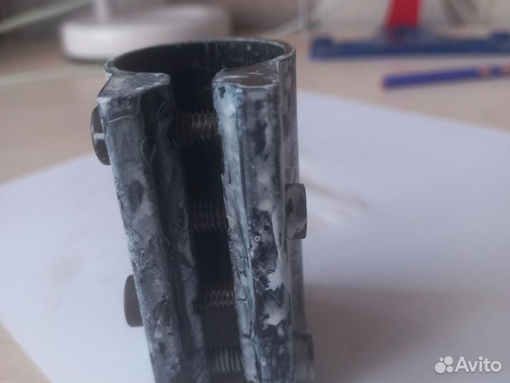 Зажим для трюкового самоката