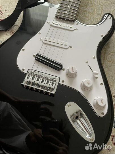 Fender Squier HSS Stratocaster Торг Уместен