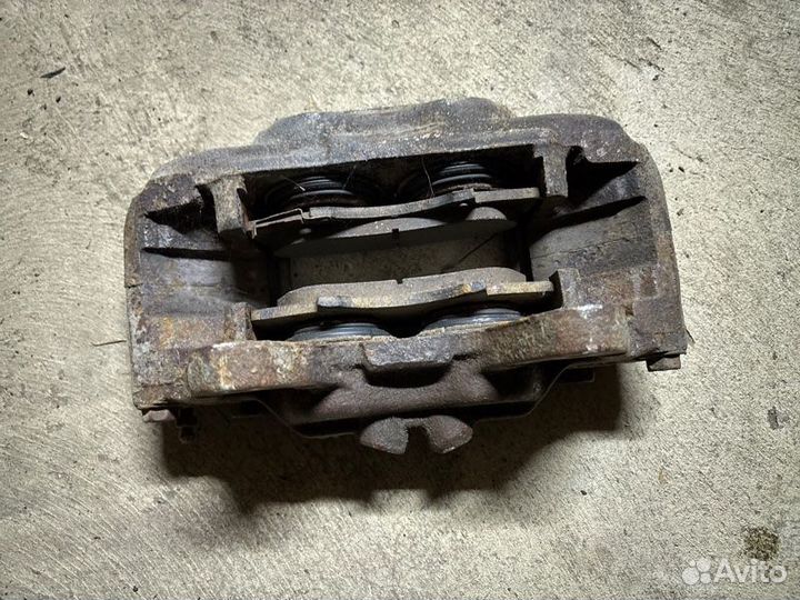 Суппорт передний левый Toyota Land Cruiser Prado