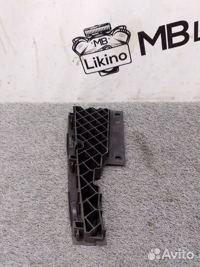 Кронштейн решетки радиатора правый Mercedes Glk