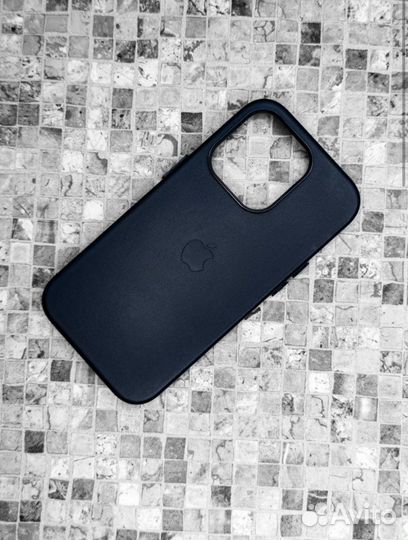 Оригинальный кожаный чехол на iPhone 12 / 13 / 14