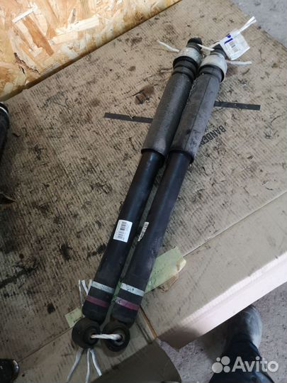 Амортизатор задний Nissan Leaf ZE0