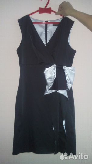 Девушка продает куртки,платья,юбки,толстовки,и т.д