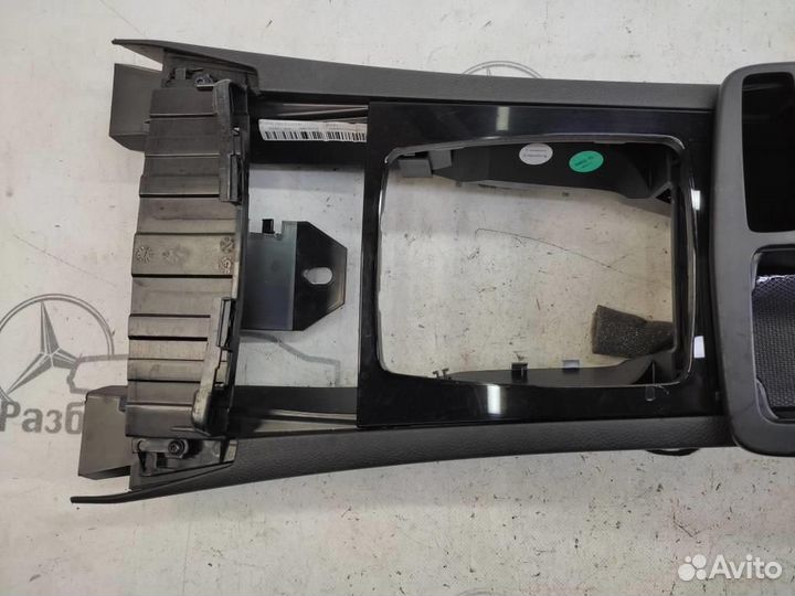 Подлокотник w204 C-class 651.911 2010