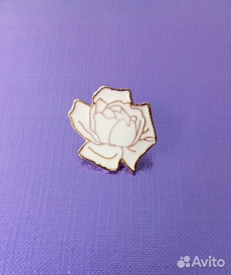 Женская эмалированная брошь в виде розы