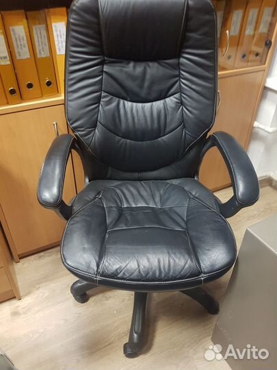 Сейф, кресла офисные, тумбы, журнальный столик