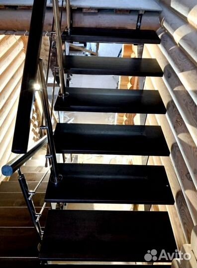 Облицовка лестничного металлокаркаса деревом