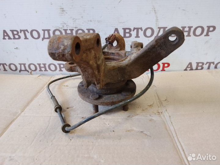 Поворотный кулак передний левый Nissan Almera Tino