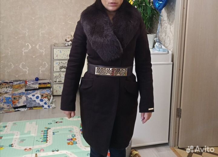 Пальто зимнее с песцовым воротником