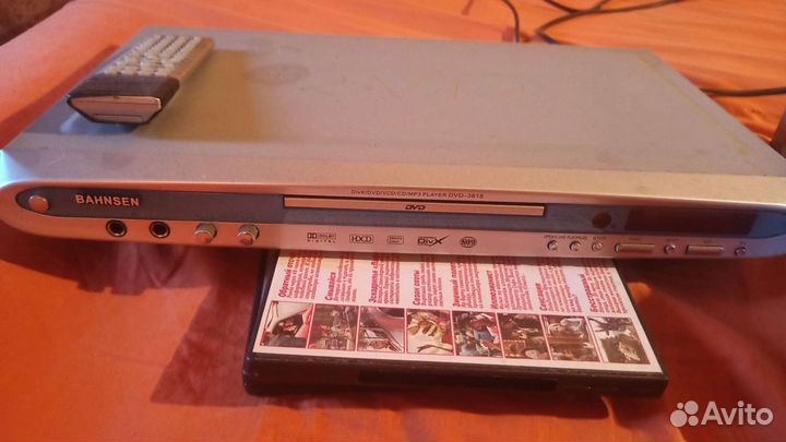 DVD плеер и видеомагнитофон + DVD диски и VHS