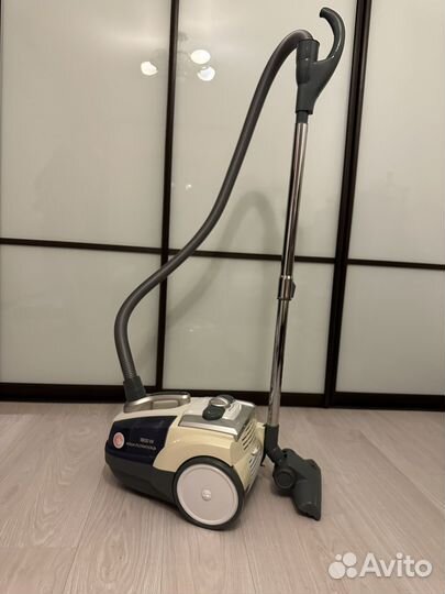 Пылесос Vitek-1833 PR с аквафильтром