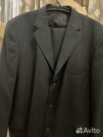 Костюм мужской.Я похудел.Костюм весит в шкафу