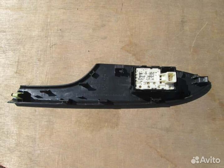 Кнопка стеклоподъемника задняя правая Toyota