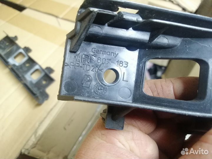 Кронштейн переднего бампера VW Passat B6