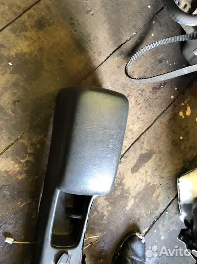 Подлокотник Toyota Avensis 1 2001г.в