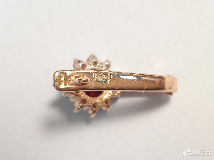 Серьги с камнями золотые