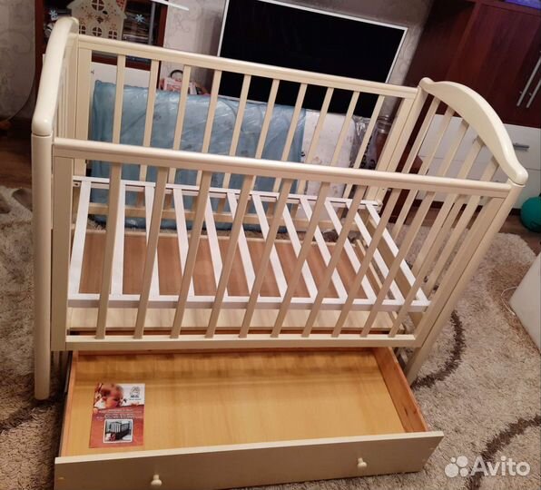 Детская кроватка с поперечным маятником