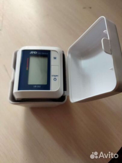 Тонометр на запястье AND
