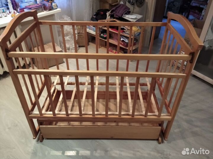 Детская кроватка с маятником