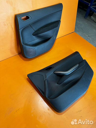 Обшивка двери правой на Peugeot 308