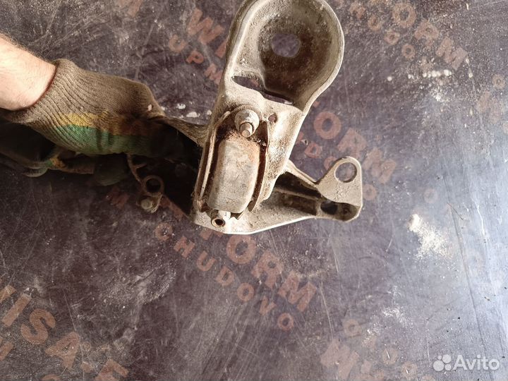 Кронштейн опоры двигателя правый VW passat B5 1.8