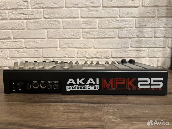 Midi клавиатура и контроллер akai MPK 25