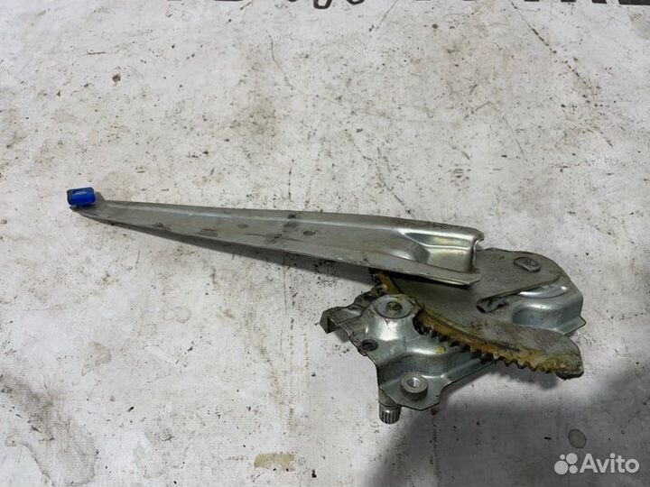 Стеклоподъемник задний правый Toyota Corolla 150