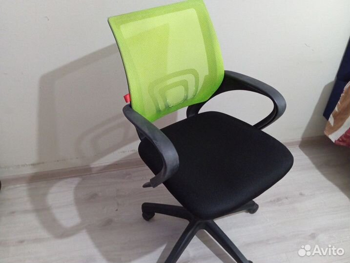 Офисное компьютерное кресло стул