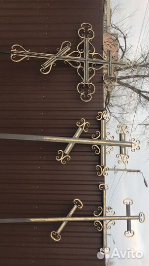 Кресты металические и деревянные на кладбище