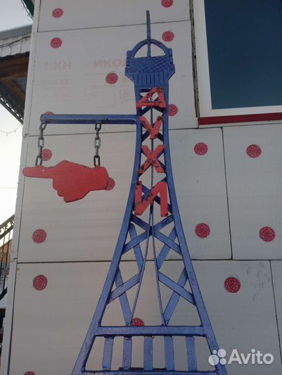 Эйфелева башня в человеческий рост