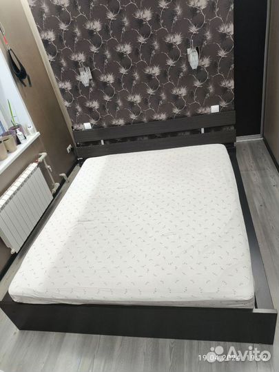 Кровать двухспальная IKEA 180*200