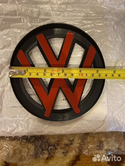 Эмблема Volkswagen черные решетка