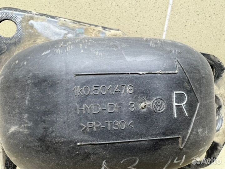 Кронштейн правый Audi A3 8V czca 2014