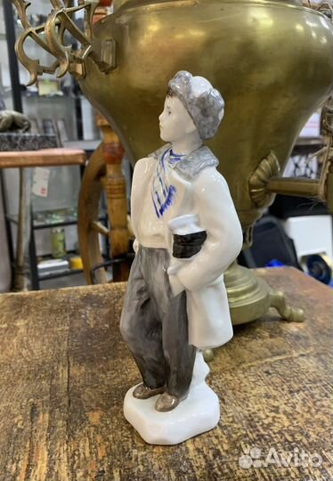 Статуэтка фарфор лфз Мальчик с коньками