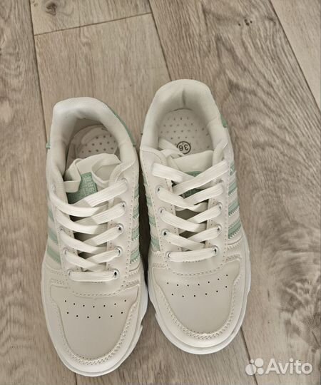 Кроссовки женские