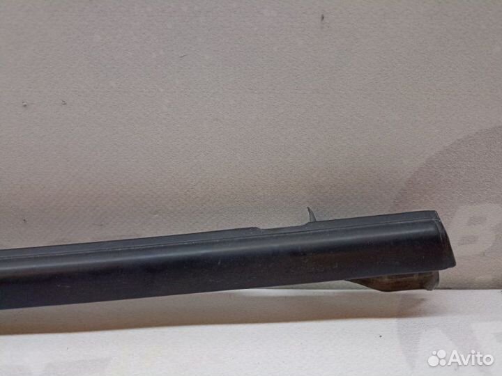 Молдинг стекла задний правый Volkswagen Jetta A6