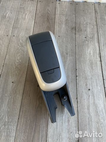 Подлокотник Toyota Auris E150