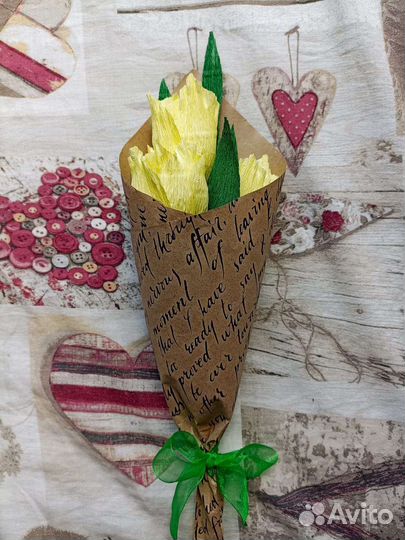 Цветы из гофрированной бумаги с конфетой внутри