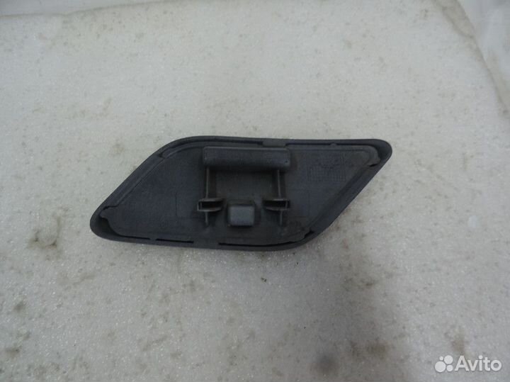 Крышка омывателя фар права Volkswagen Tiguan 2010